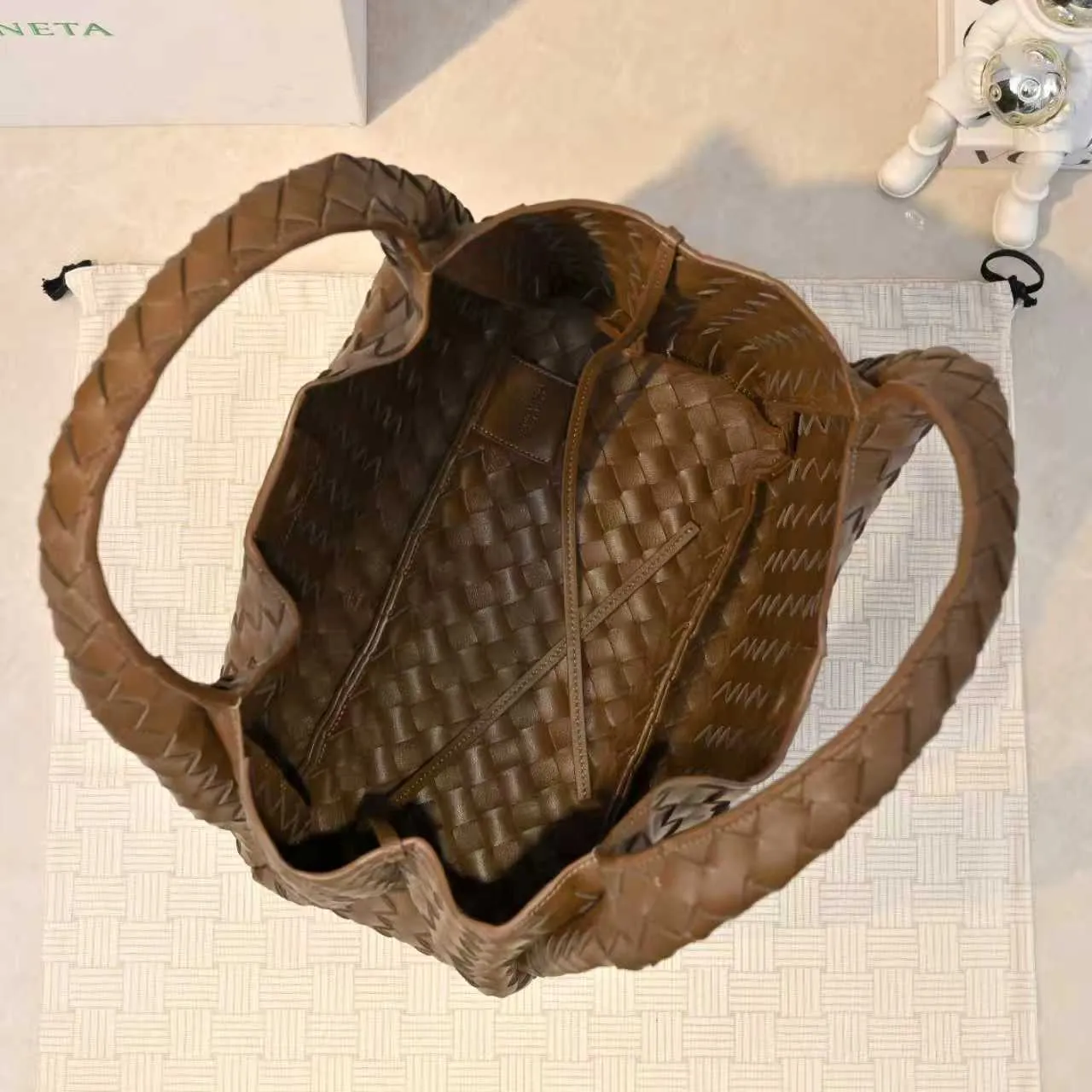 Batch 2160 new products are coming! BOTTEGA VENETA Bottega Veneta's 2025 new Campana shoulder bag is on the market~ First of all, I would like to praise the weight of this bag. As a not too small bag, it is very light for daily use. For people like me who need to carry a lot of belongings when going out, this advantage is great, and it greatly reduces the burden of traveling. 🛍️The shape is a bit like a combination of parachute and jodie. The blunt triangle shape is cute and honest. Carrying it on your back when going shopping is a good mood accelerator. The handles and body of the bag are both classic weaves. A tie is added to the original open design. If it is not tied up, the bag will look like a small vegetable basket when carried. Style number: 4249 Size: 33*20*16.5cm